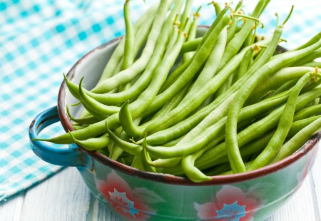 the green beans on kitchen table